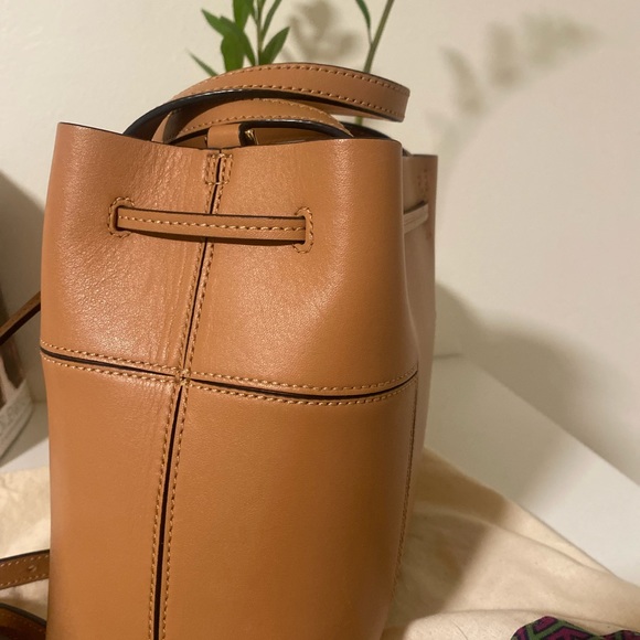 Tory Burch bucket bag with crossbody strap - Picture 4 of 5